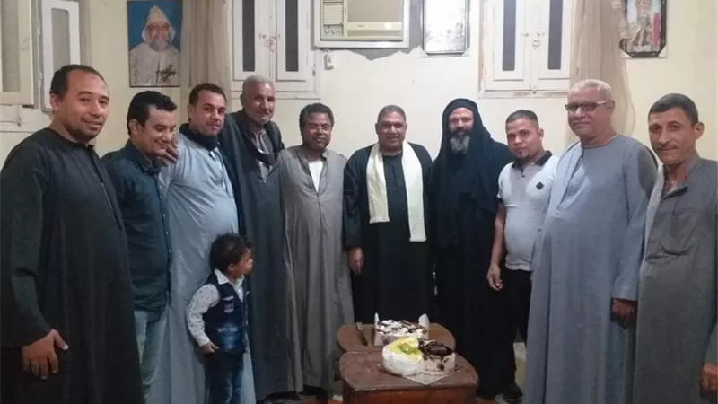 احد الاديرة المسيحية يحتفل بعيد ميلاد اعلامي مسلم بأسيوط