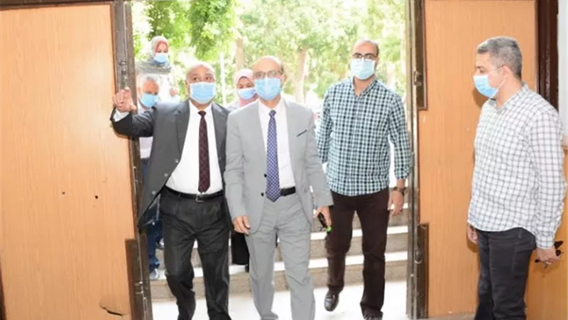 نائب رئيس جامعة أسيوط يباشر أعمال تجهيز مركز 
