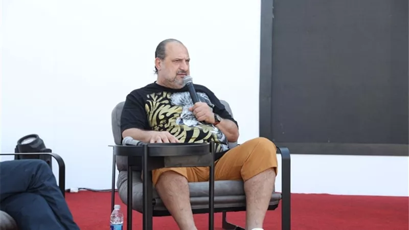 صوتي تعبان.. خالد الصاوي يعتذر للصحفيين فى ندوته بمهرجان الجونة