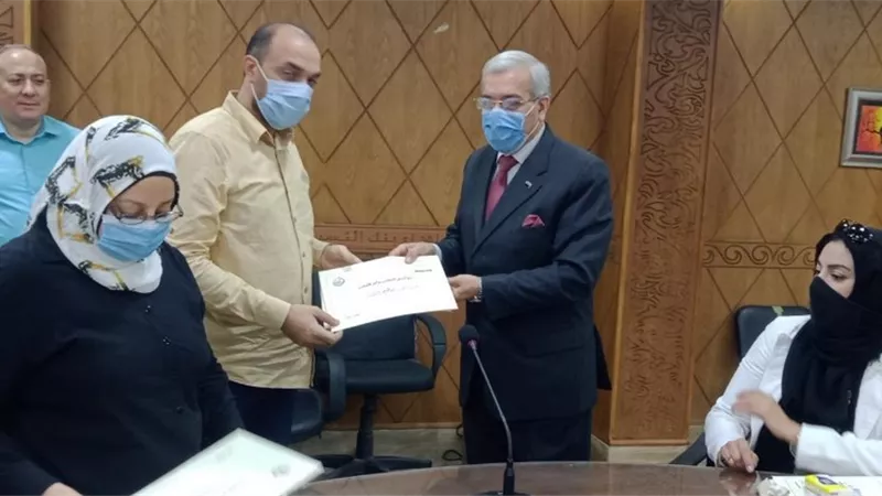 وكيل وزارة التعليم بالقليوبية يكرم الموجه العام للموسيقي والموجهين الأوائل