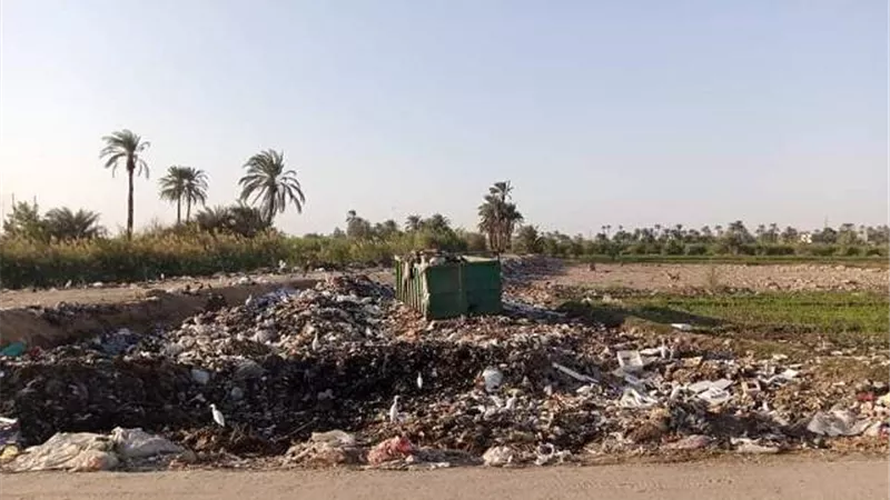استياء أهالى قوص من مقلب قمامة بمدخل المدينة .صور