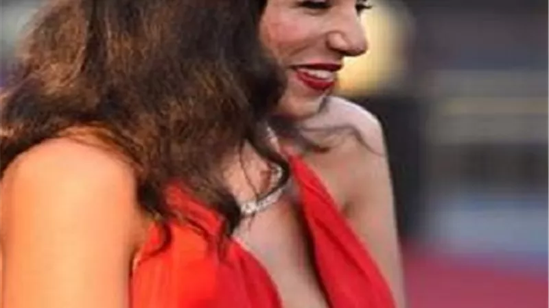 زينب غريب بفستان أحمر مكشوف الصدر على السجادة الحمراء فى حفل 