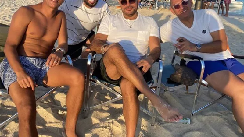 الجو جميل.. عمرو دياب يستجم على البحر من الجونة قبل حفله على هامش المهرجان