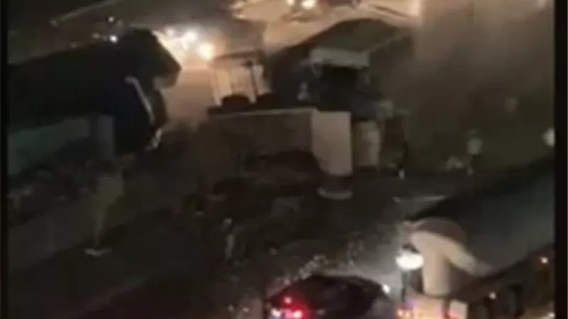 انقلاب سيارة نقل محملة بالأسمنت على الأوتوستراد.. فيديو