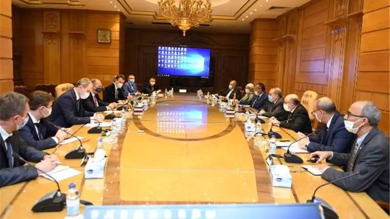 وزير الإنتاج الحربي يبحث تصنيع الجرارات مع منسك البيلاروسية ويحث الشركات على مزيد من التعاون