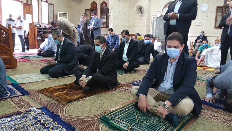 وزير قطاع الأعمال ومحافظ الغربية يؤديان صلاة الجمعة فى غزل المحلة