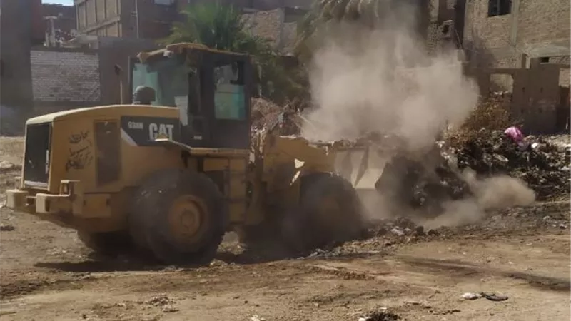 محافظ أسيوط يوجه رؤساء المراكز والأحياء برفع كفاءة الشوارع وتحسين النظافة.. بالصور
