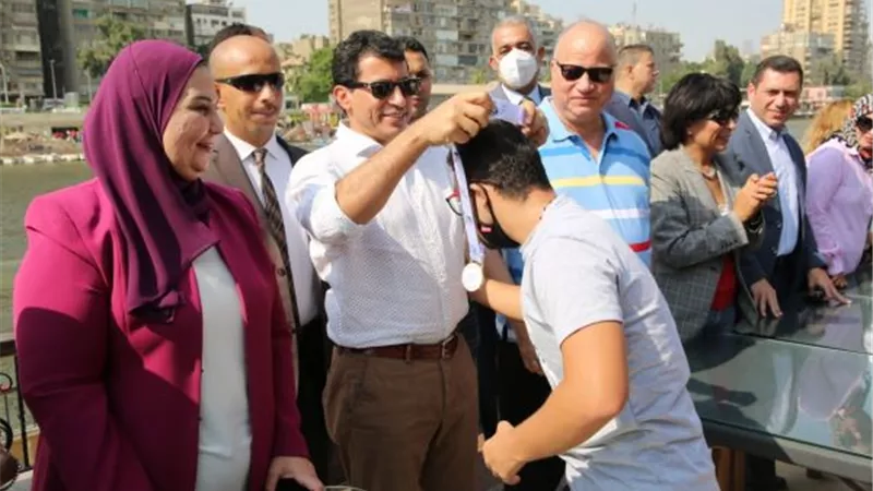 محافظ القاهرة ووزيرا الشباب والتضامن يطلقون اشاره البدء لمهرجان السباحة فى النيل.. بالصور