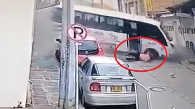 ينجو من الموت مرتين خلال ثوان بعد حادث مخيف.. فيديو