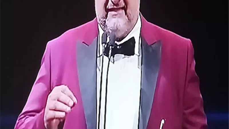 نجيب ساويرس يمنح خالد الصاوي جائزة الإنجاز الإبداعي.. صور