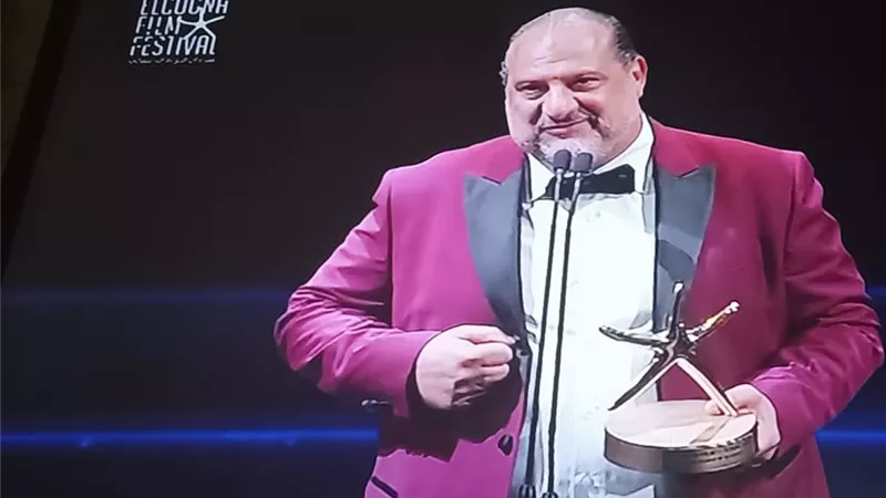 خالد الصاوي يهدي جائزته فى الجونة السينمائى لنجوم الزمن الجميل