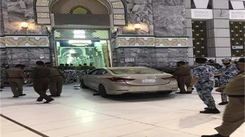 إمارة مكة تكشف عن تفاصيل اقتحام سيارة لأحد أبواب المسجد الحرام.. فيديـــو