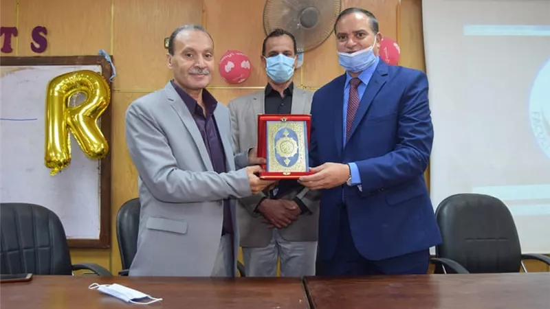 رئيس جامعة سوهاج يكرم أمين كلية الطب البيطري لبلوغه السن القانونية.