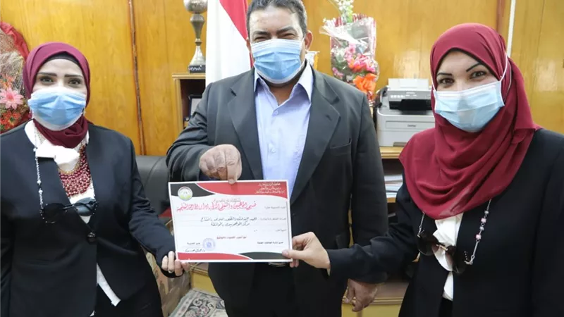 وكيل التعليم بالوادى الجديد يكرم إدارة الموهوبين والتعلم الذكى