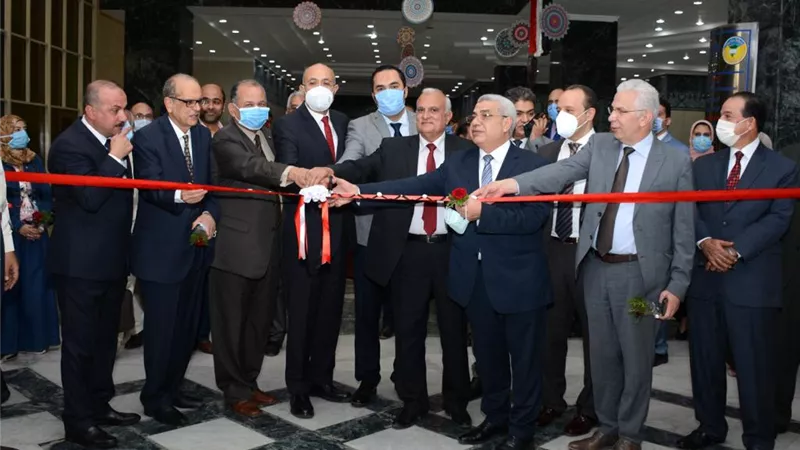 رئيس جامعة طنطا يفتتح معرضًا للفنون التشكيلية للطلاب-صور