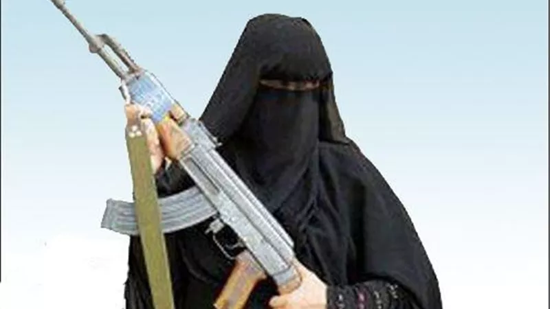 تحمل سلاحاً وتتجول بالشوارع.. وشرطة مكة المكرمة تقبض عليها.. فيديو