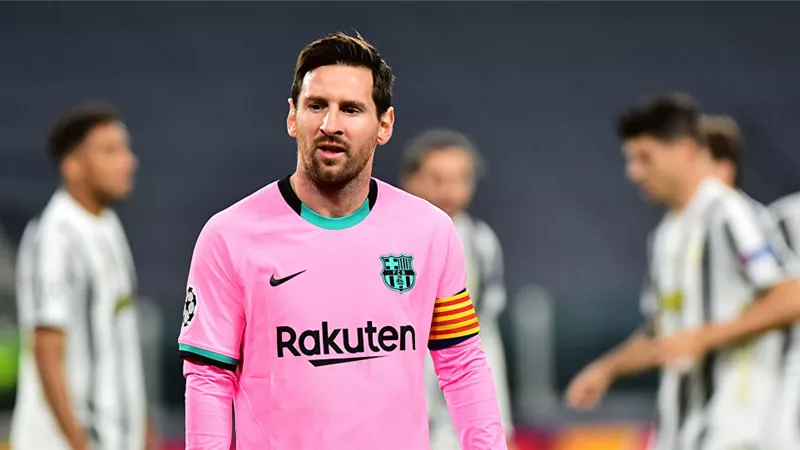 ميسي يضرب حكم مباراة برشلونة ضد ألافيس ..فيديو