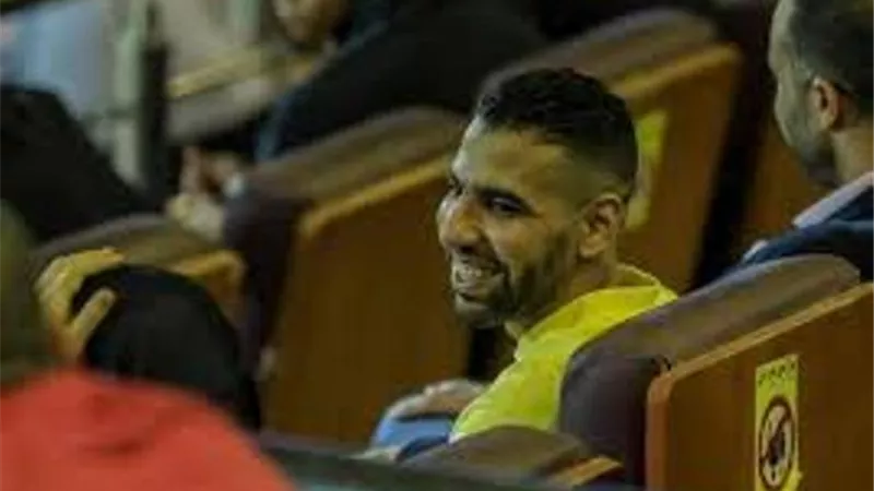 مؤمن زكريا يحتفل بتتويج الأهلى بدرع الدورى بهذه الصورة
