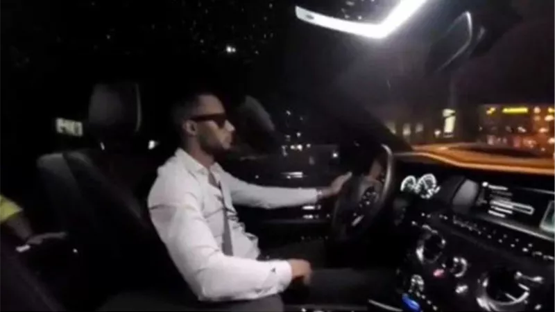 محمد رمضان داخل سيارته الفاخرة الجديدة.. فيديو