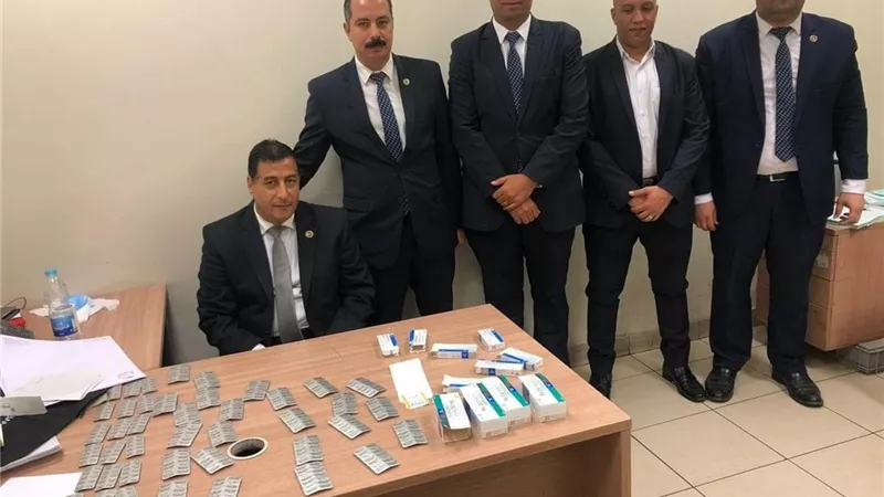 جمارك المطار تضبط اجنبي حاول تهريب 450 قرص مخدر