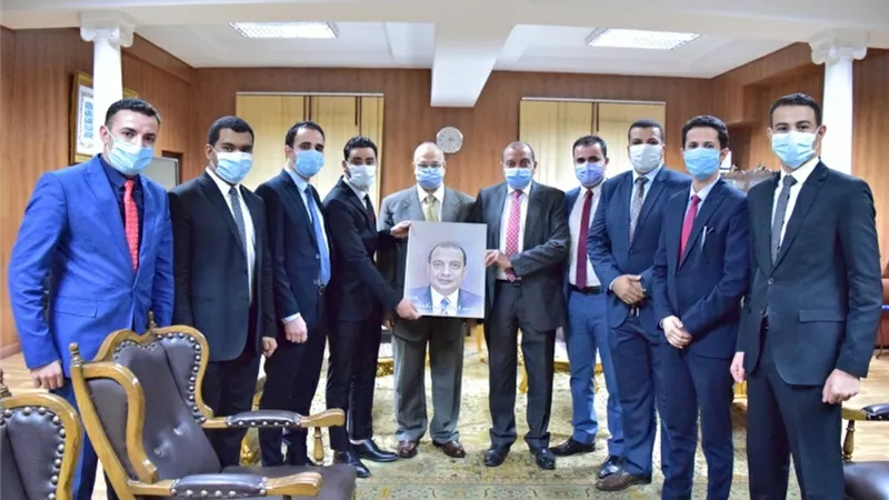 أساتذة حقوق بني سويف يهنئون رئيس الجامعة بالمولد النبوي