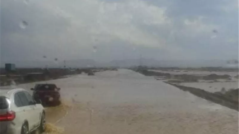 بالصور.. غلق طريق الغردقة غارب بسبب سقوط أمطار غزيرة بالكيلو 60