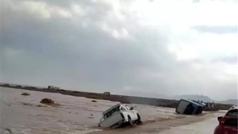 بعد تجريف الأمطار لأتوبيس وسيارة.. المرور يغلق طريقى الزعفرانة - رأس غارب والغردقة