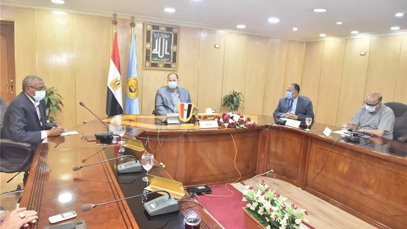 سعد يعقد اجتماعًا موسعًا مع مسئولي الصحة لمواجهة فيروس كورونا