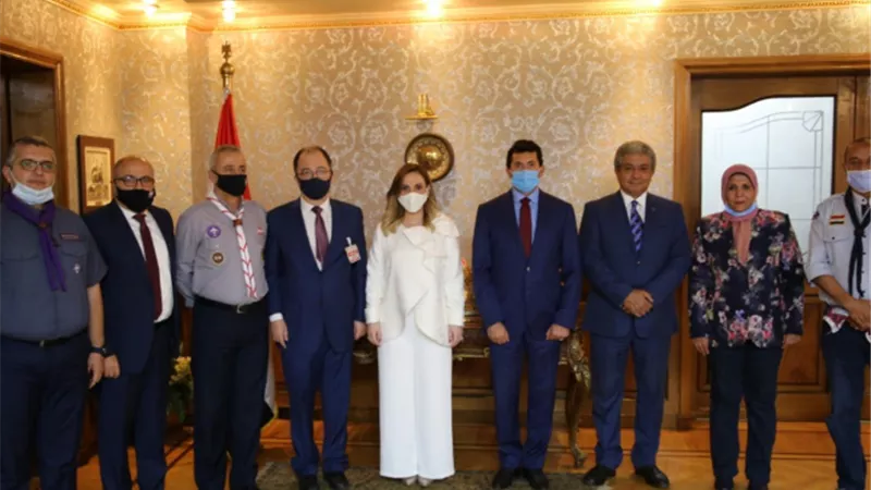 وزير الشباب يبحث التعاون مع نظيرته اللبنانية..ويسلمها وثيقة تنظيم المؤتمر الكشفى العربى2022