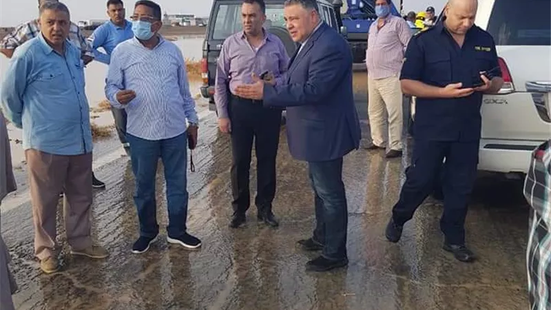 حنفي يتفقد مناطق السيول وتوفير أتوبيسات لنقل المواطنين بطريق الغردقة