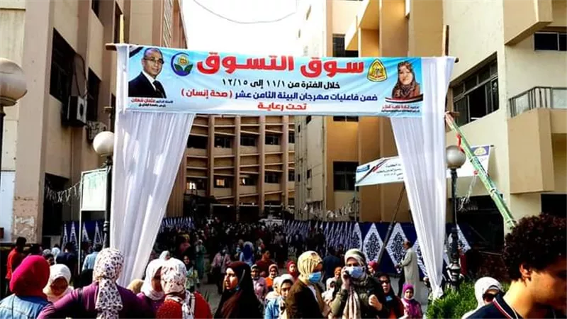 رئيس جامعة الزقازيق يفتتح معرضاً للملابس والمشغولات الفنية والمنتجات الغذائية