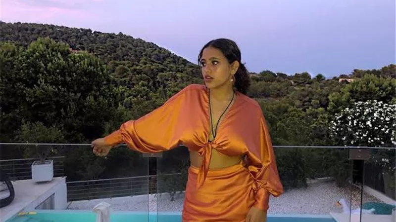 صور جريئة لابنة الهضبة تثير الجدل على السوشيال ميديا.. شاهد