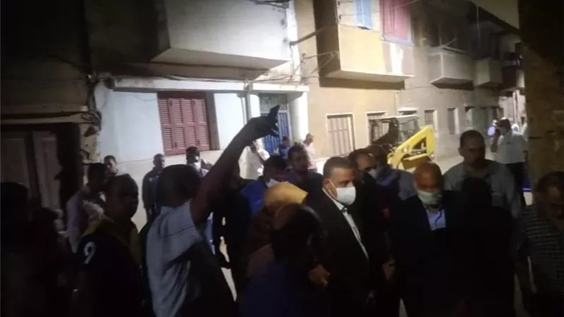 إنهيار منزل وإصابة 5 بحى غرب سوهاج والمحافظ يتفقد موقع الحادث