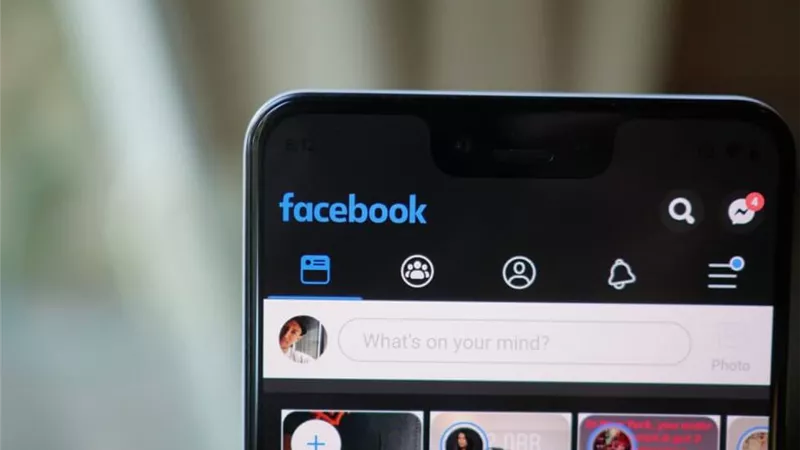 فيسبوك تختبر تقنية الوضع المظلم على الهواتف الذكية