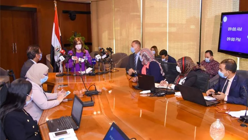 الهجرة : الإسراع في إرسال بطاقات الاقتراع للمصريين بالخارج لتصل في الموعد المحدد
