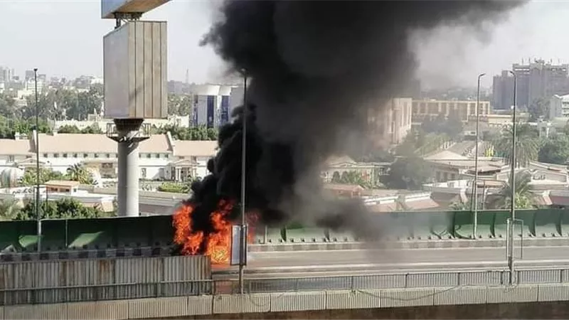 السيطرة على حريق سيارة اعلى كوبرى اكتوبر بمنطقة العباسية
