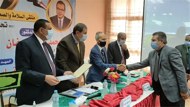وزير القوى العامله ومحافظ البحيرة يوزعان 1040 شهادة امان للعمالة غير المنتظمه
