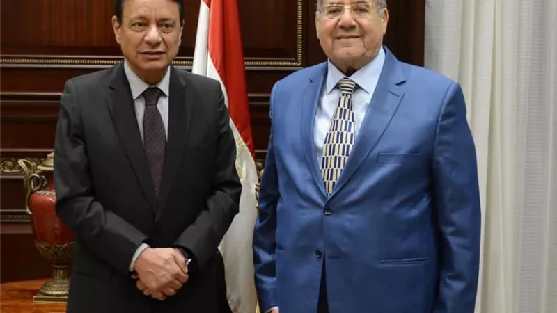 رئيس الأعلى للإعلام يقوم بزيارة مجلس الشيوخ .. فيديو وصور