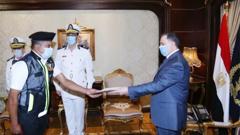 وزير الداخلية يكرم أمين الشرطة صاحب واقعة فيديو طفل المرور