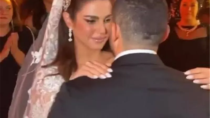 درة تبكى فى احضان عريسها بحفل الزفاف .. فيديو