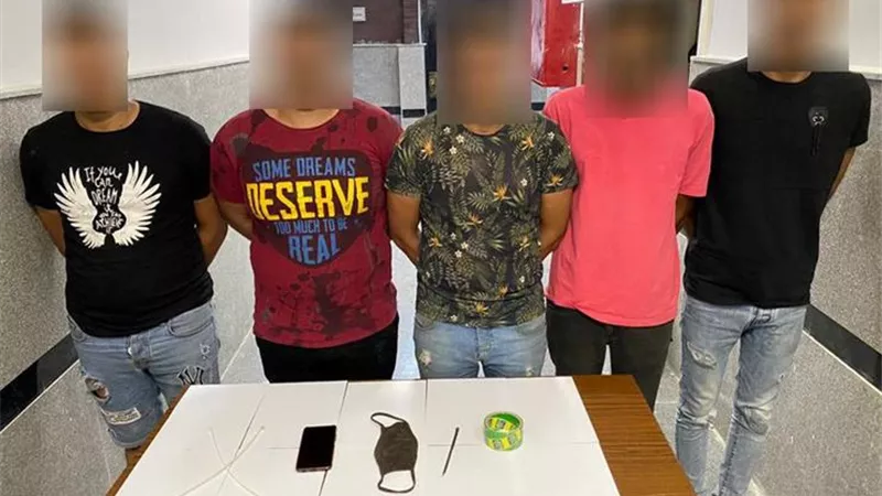 حبس 5 عاطلين لتعديهم على صاحب شركة بسبب خلافات مالية بالنزهة