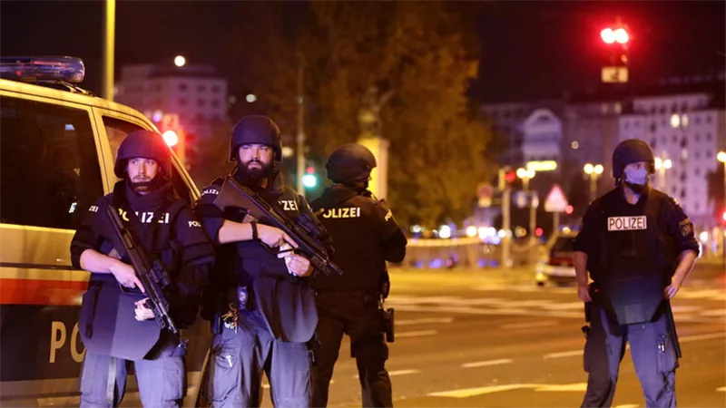 بالفيديو.. الشرطة النمساوية تلقى القبض على 4 مشاركين في هجوم فيينا