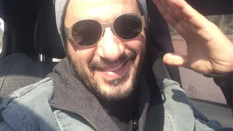 أحمد حلمى يداعب متابعيه بإطلالة 