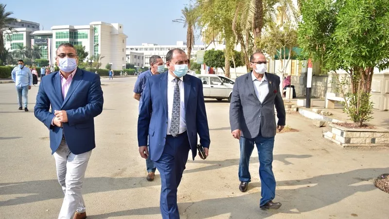 رئيس جامعة بنى سويف يتابع سير العمل بوحدات الجامعه