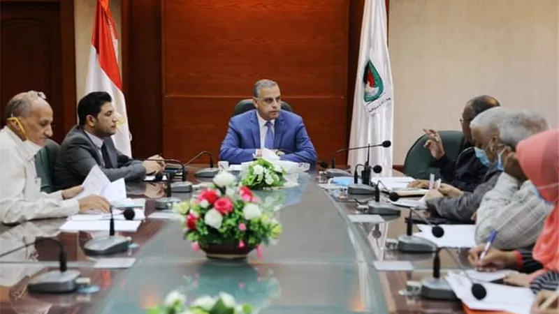محافظ سوهاج يبحث معوقات مشروع الصرف الصحي لثلاث قرى بطهطا
