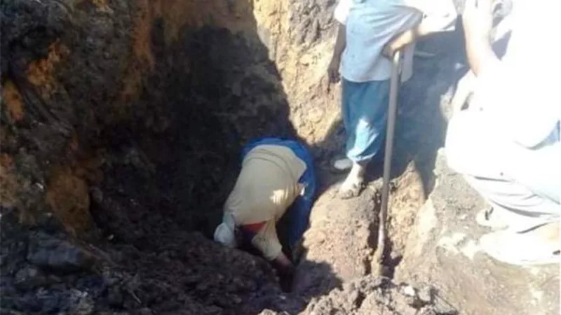 إصلاح تسريب بخط مياه رئيسى بمنطقة الشوادر فى نجع حمادى.. بالصور