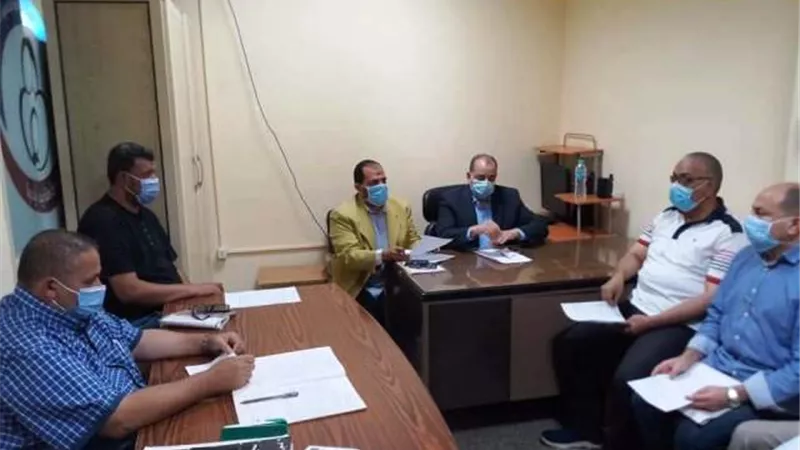 مدير التأمين الصحى يحث اللجنة النقابية فى المشاركة فى انتخابات النواب.. بالصور