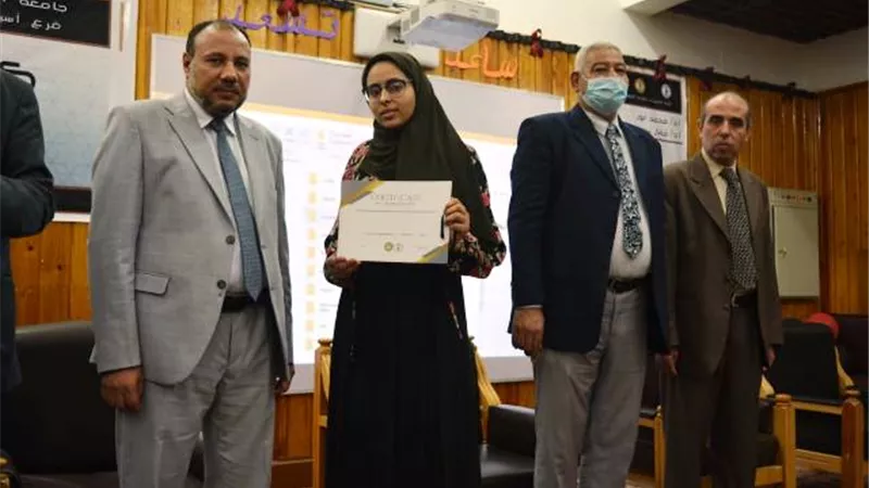 كلية الصيدلة بنين وبنات بأزهر بأسيوط تكرم أوائل الطلبة وفريق إيناكتس.. بالصور
