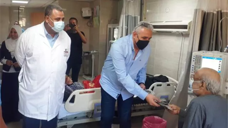 رئيس مجلس مدينة الأقصر يوزع ٢٧٥ كمامة على المرضى بمستشفى الكرنك.. بالصور