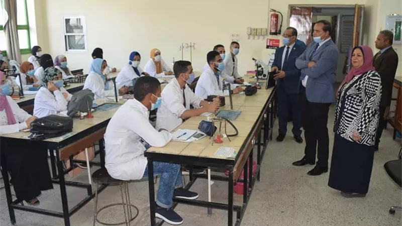 رئيس جامعة سوهاج يتابع سير العملية التعليمية بكلية العلوم